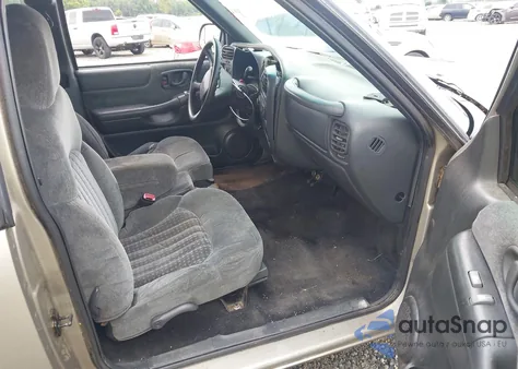 2000 Chevrolet S-10 Ls from USA, damaged, VIN 1GCCS19W1Y8258965